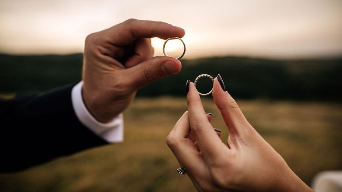 How To Choose an Engagement Ring Insurance Company
